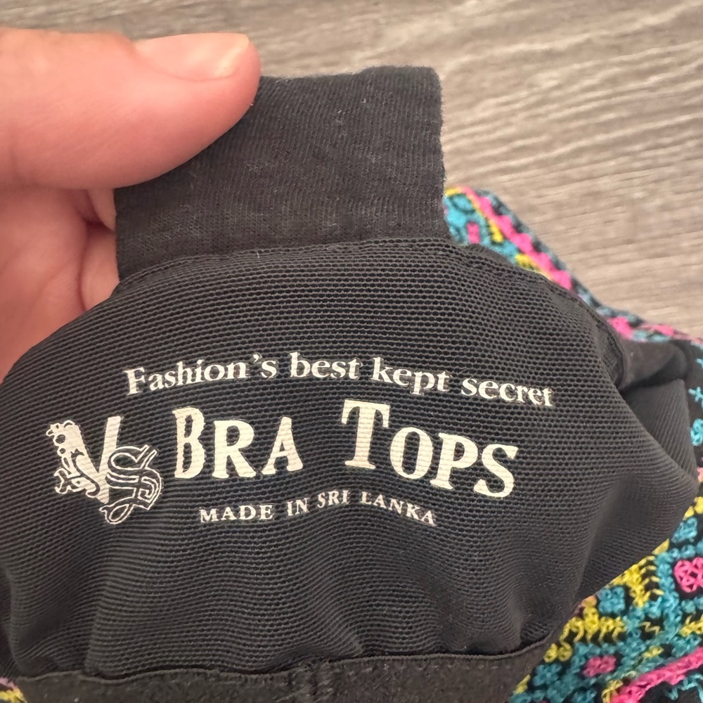 Victoria’s Secret Black Sleeveless Embroidered V-Neck Tank Top built in bra XS - Picture 4 of 5